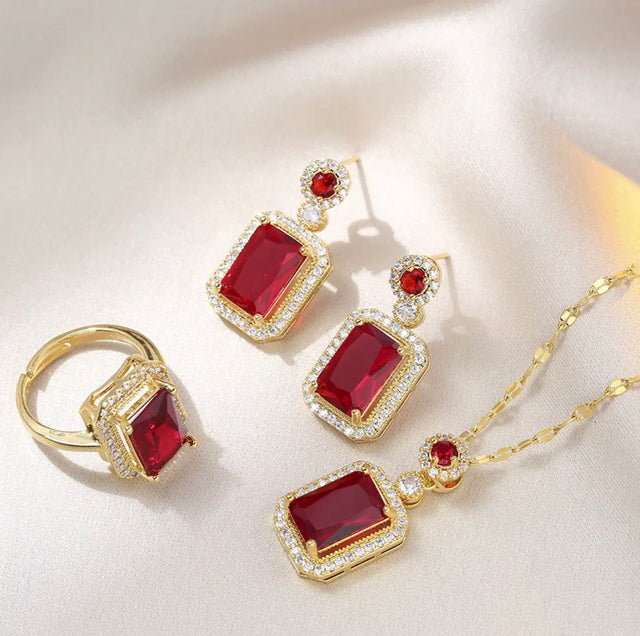 KIT CORDÃO + ANEL + PAR DE BRINCOS FEMININO- BANHADO A OURO 18K