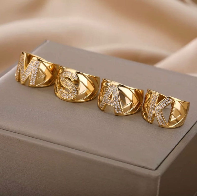 ANEL FEMININO LETRA INICIAL - BANHADO A OURO 18K