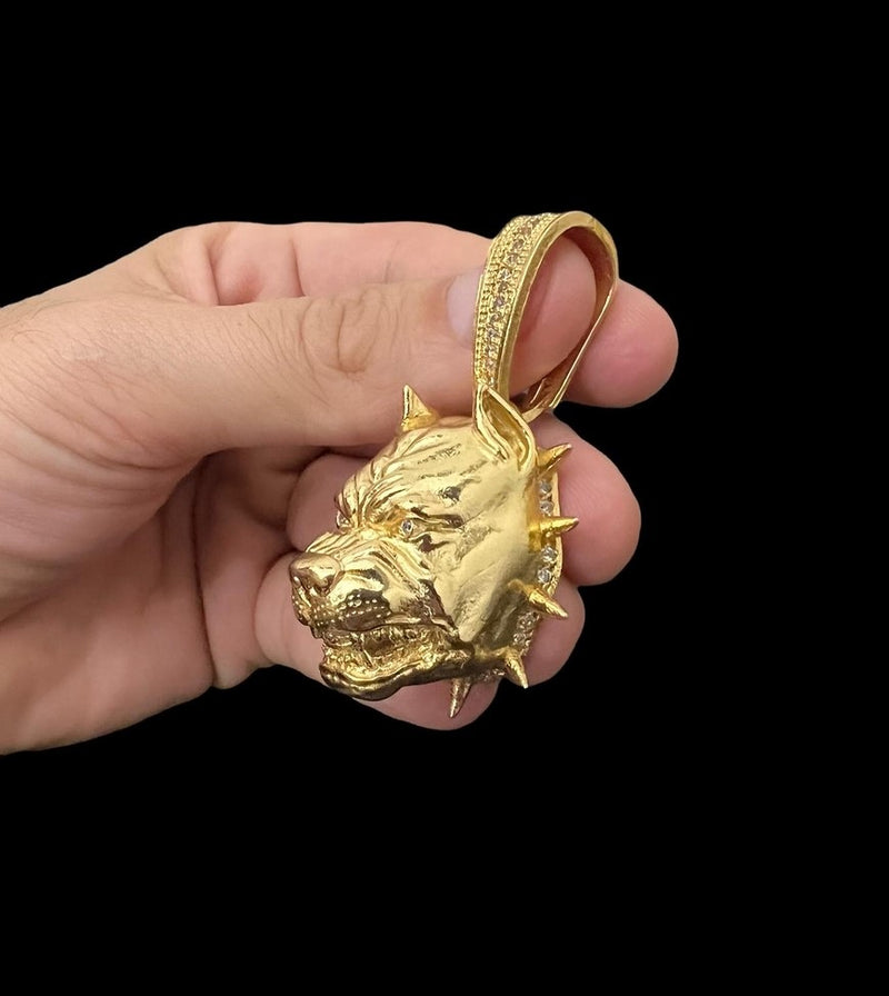 PINGENTE G PITBULL POZE - BANHADO A OURO 18K