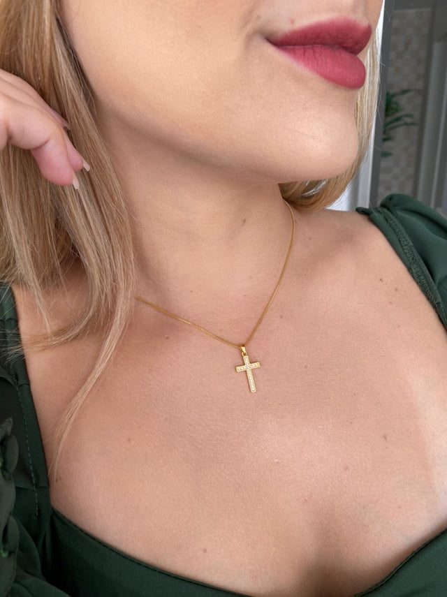 CORDÃO FEMININO CRUCIFIXO CRAVEJADO 1MM - BANHADO A OURO 18K