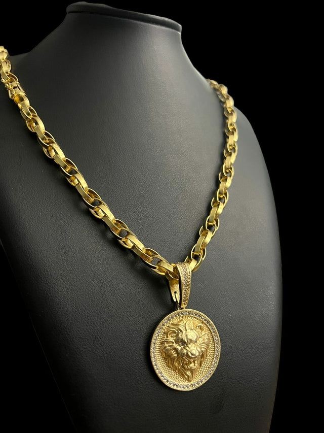 CORDÃO TRANÇADO 8MM + PINGENTE LEÃO FEROZ - BANHADO A OURO 18K