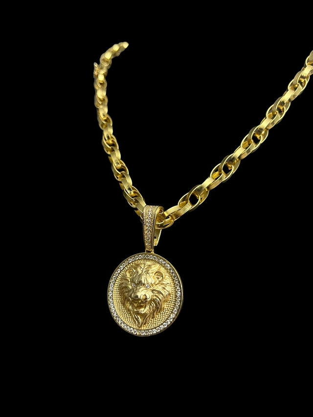 CORDÃO TRANÇADO 8MM + PINGENTE LEÃO FEROZ - BANHADO A OURO 18K
