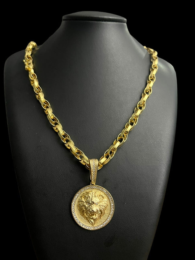 CORDÃO TRANÇADO 8MM + PINGENTE LEÃO FEROZ - BANHADO A OURO 18K