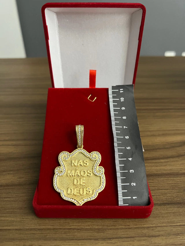 PINGENTE NAS MÃOS DE DEUS BANHADO A OURO