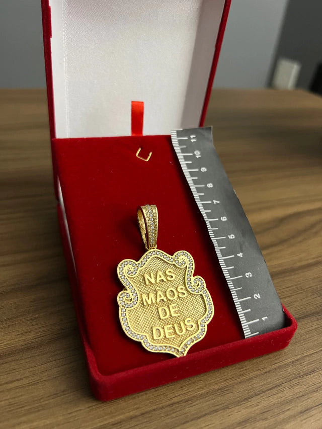 PINGENTE NAS MÃOS DE DEUS BANHADO A OURO
