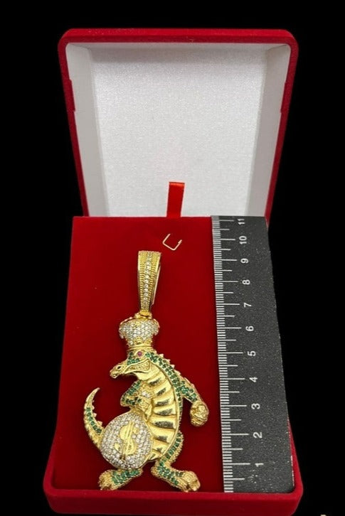 Pingente Jacaré 3d Com Pedras Verdes Banhado A Ouro 18k