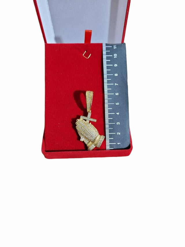 Pingente Mão na Cruz - Banhado a Ouro 18k