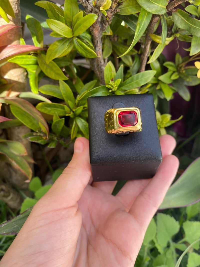 Anel formatura com pedra vermelha